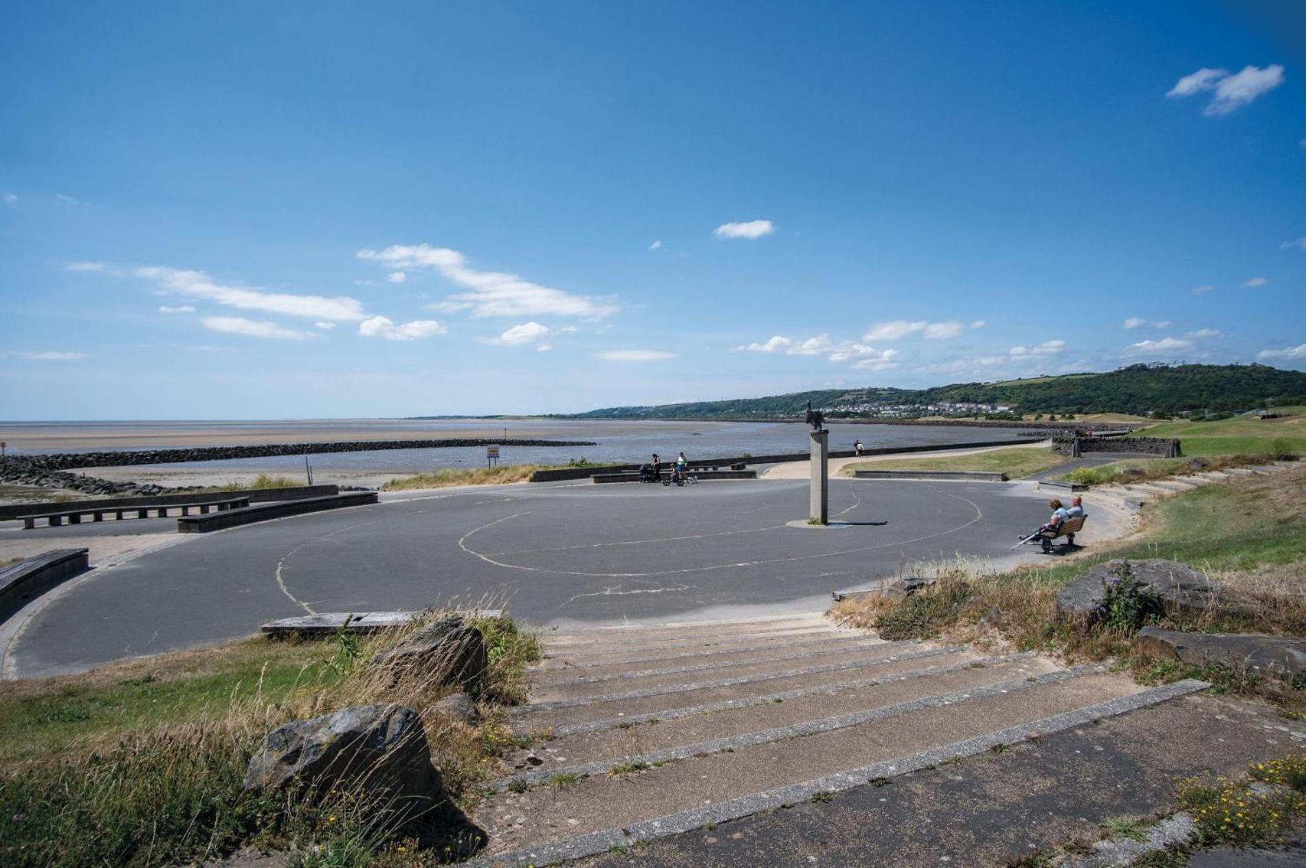 Beach View - 2 Bedroom Apartment - Llanelli Exterior photo