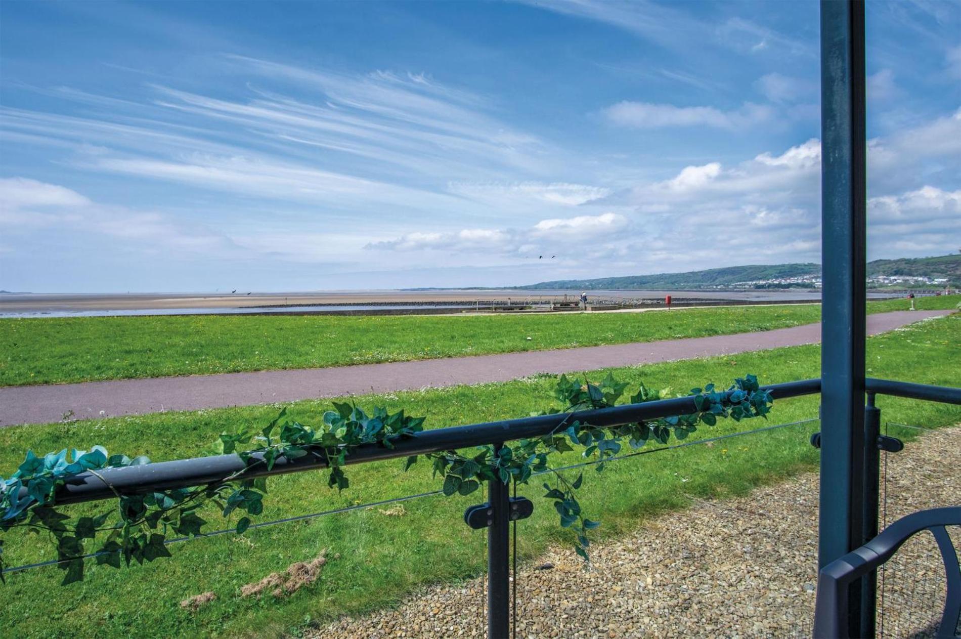 Beach View - 2 Bedroom Apartment - Llanelli Exterior photo